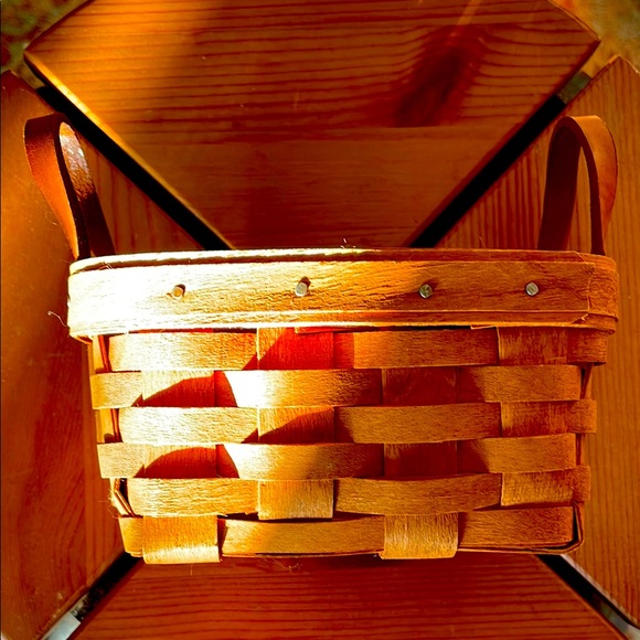 SM Vtg Longaberger medium natural brown Woven Basket. 1989. Leather handles. - Picture 2 of 5